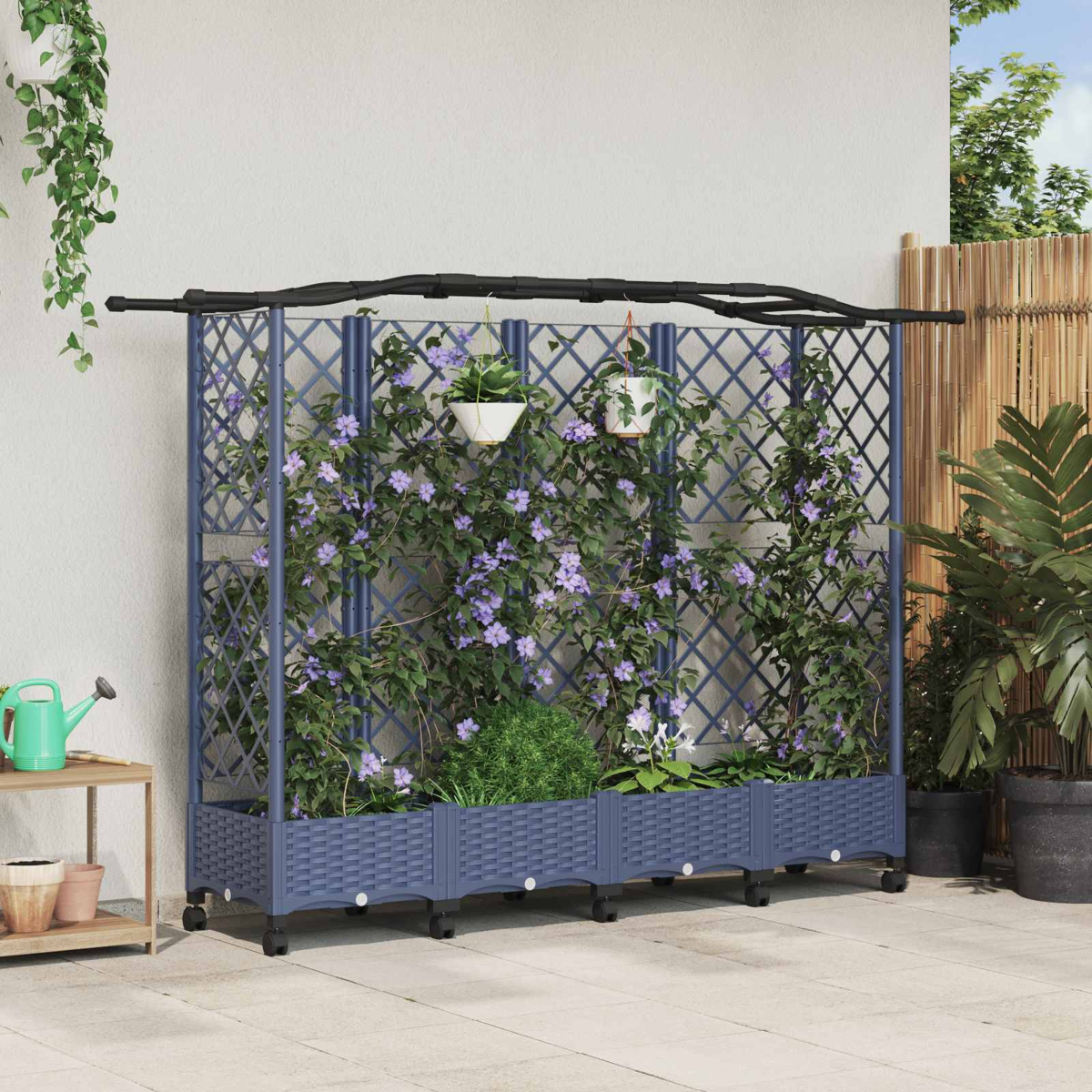 Ein blaues Rankgitter mit Rollen und Pflanzkästen, bewachsen mit Kletterpflanzen mit violetten Blüten.