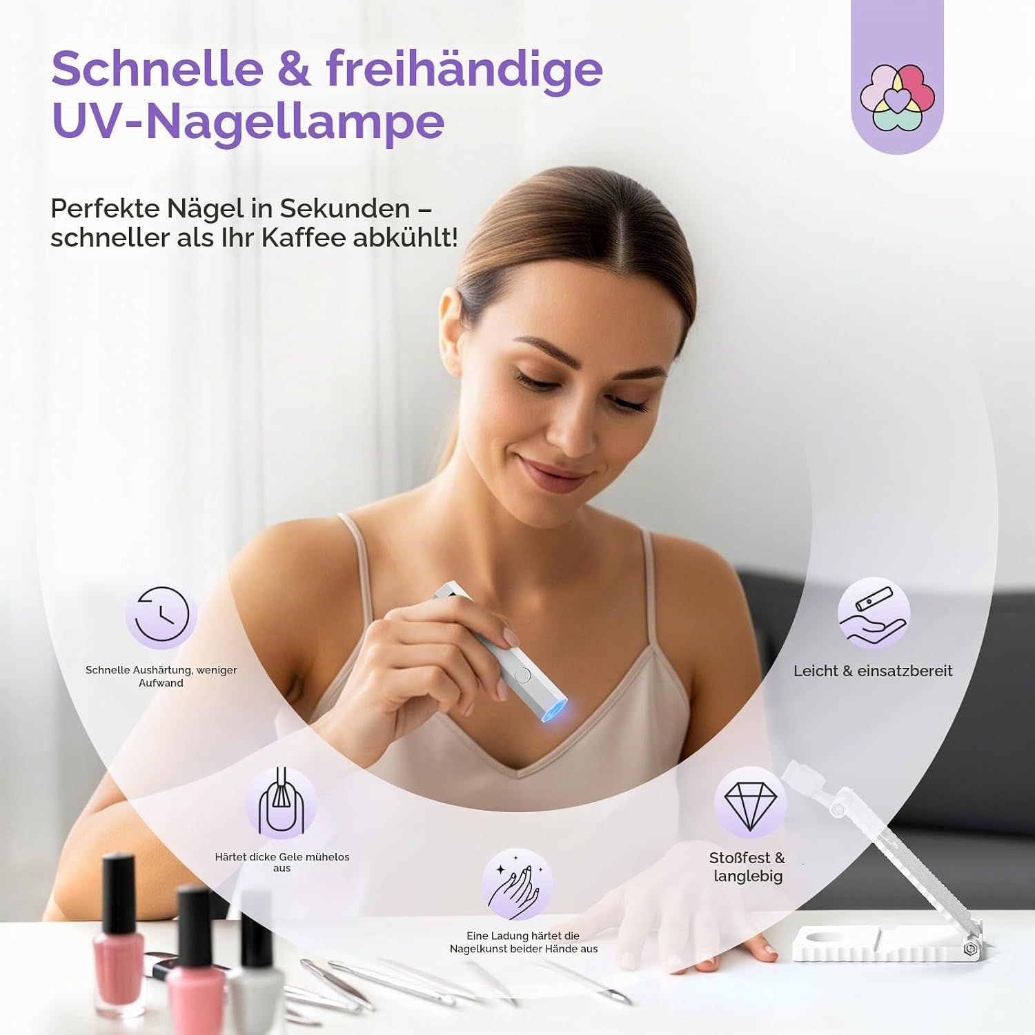 Eine Frau hält eine kleine UV-Nagellampe, während sie ihre Nägel lackiert.