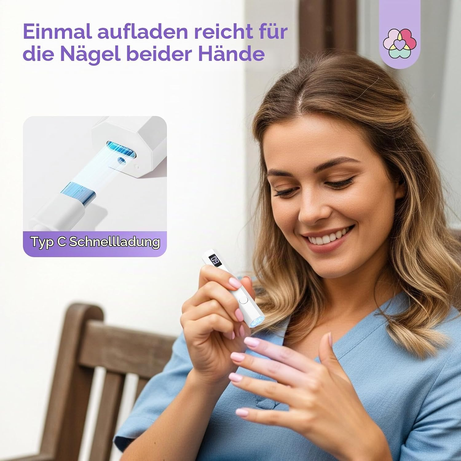 Eine Frau hält eine kleine UV-Nagellampe und härtet ihre lackierten Nägel aus.