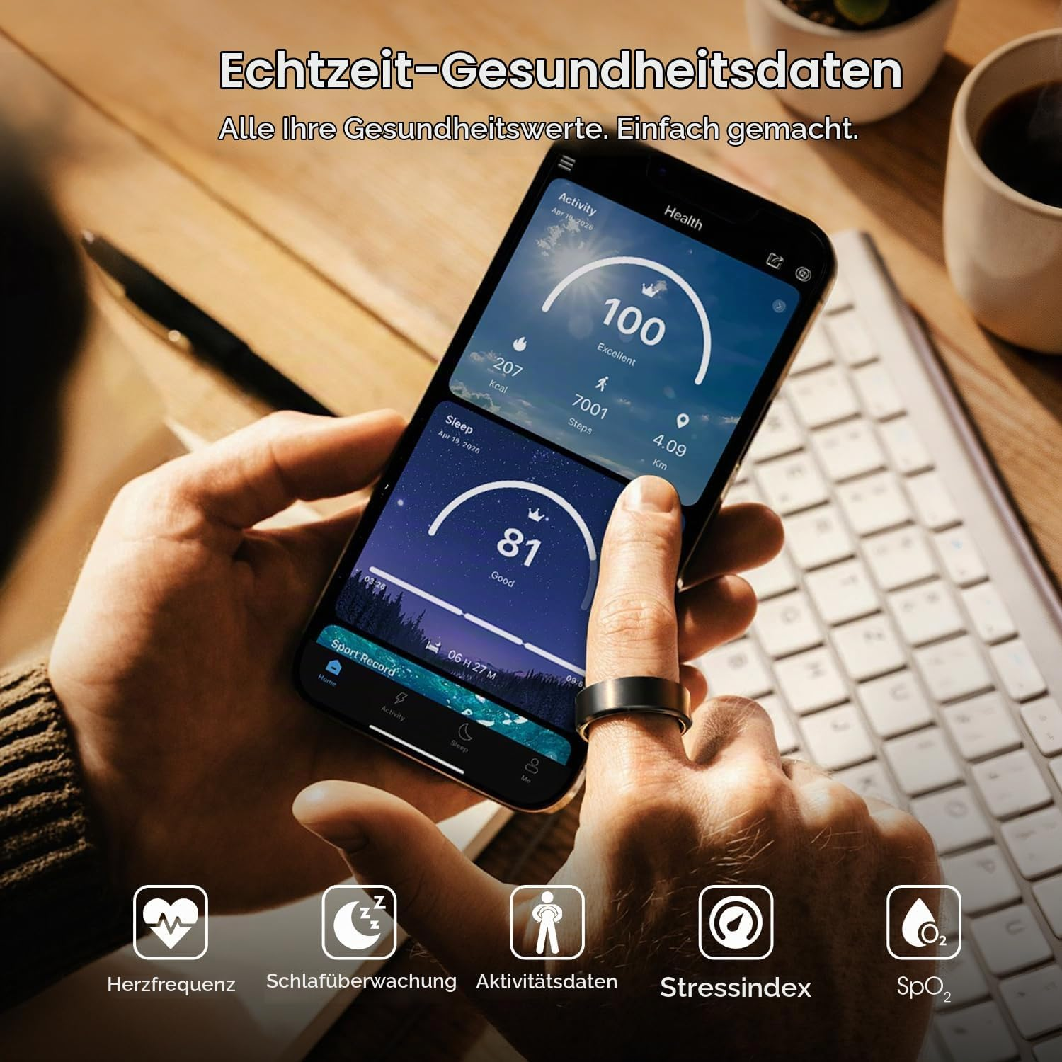 Person hält ein Smartphone mit Gesundheits-App, im Hintergrund Tastatur und Kaffee.