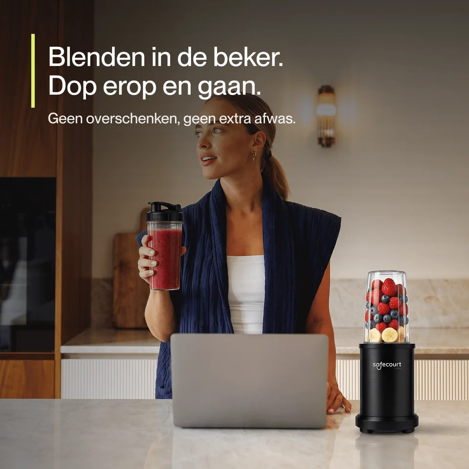 Een vrouw houdt een smoothiebeker vast naast een laptop in een keuken, met tekst en blender.