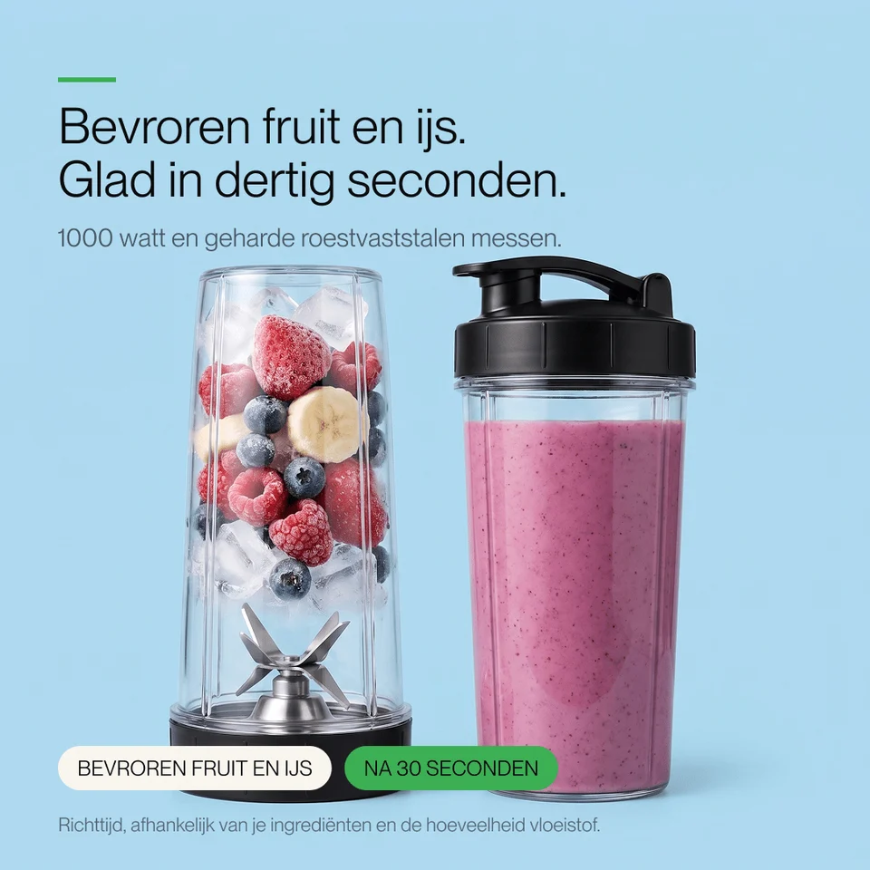 Een blenderbeker met bevroren fruit en ijs, naast een roze smoothie op blauwe achtergrond.