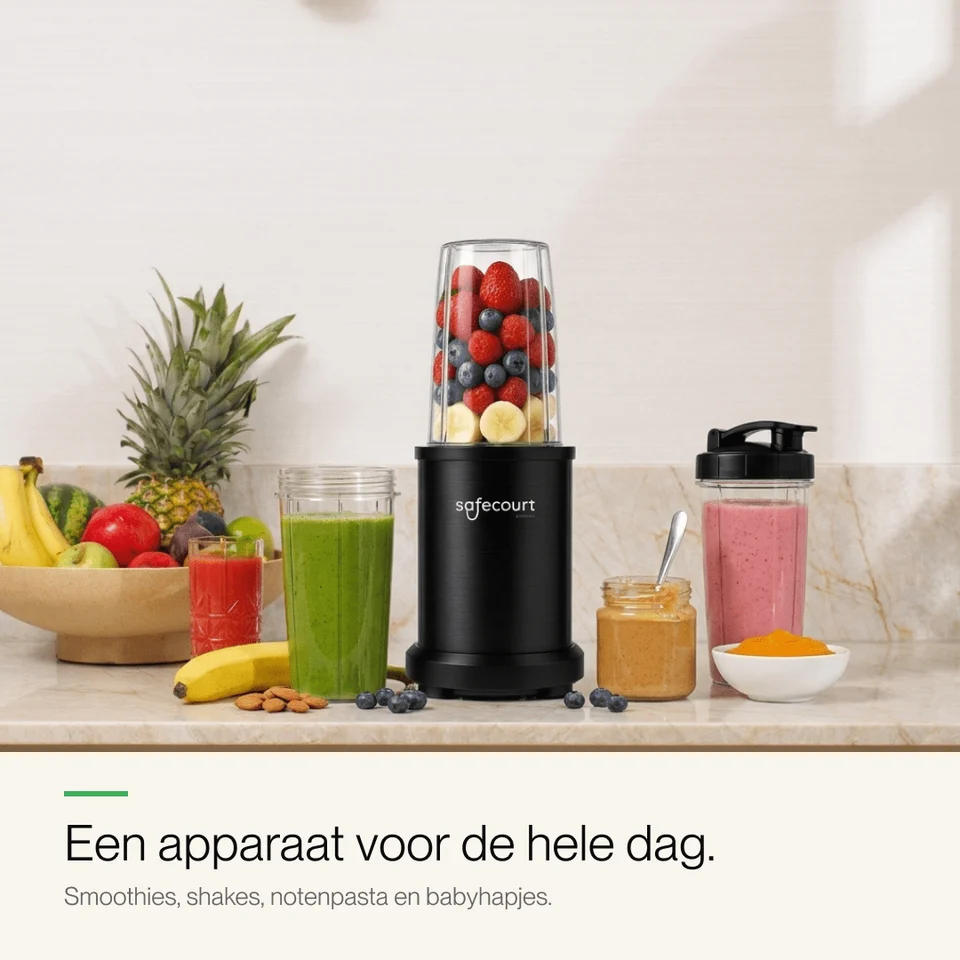 Een zwarte blender op een aanrecht, omringd door fruit, smoothies in glazen en ingrediënten.