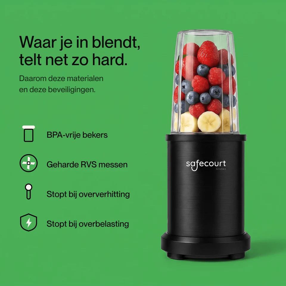 Een zwarte blender gevuld met aardbeien, blauwe bessen en bananen op een groene achtergrond met Nederlandse tekst.