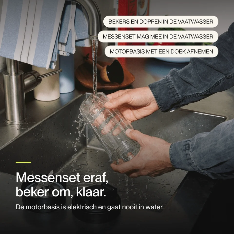 Iemand wast een blenderbeker onder de kraan in een gootsteen.
