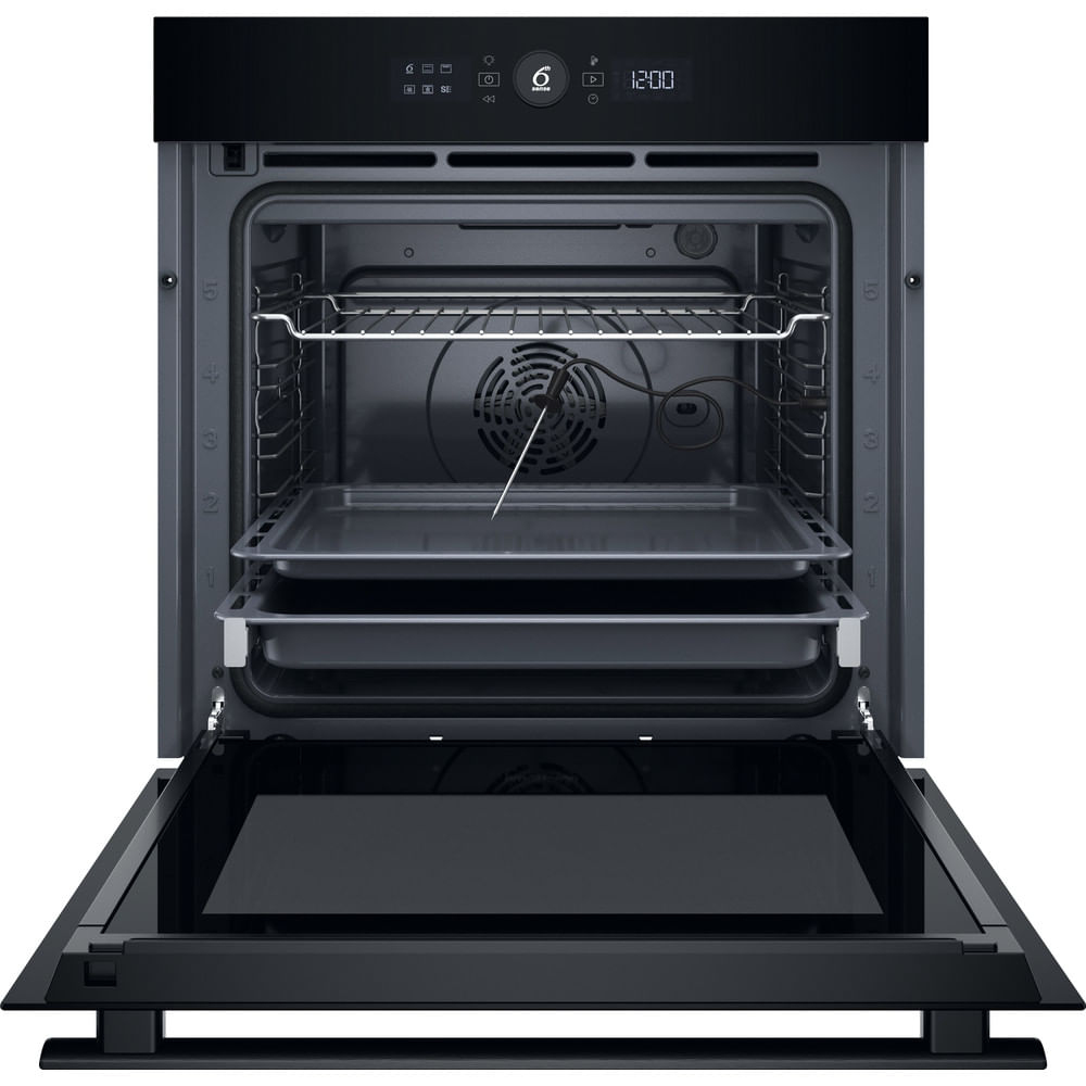 Un horno eléctrico negro moderno abierto con rejillas, dos bandejas, una sonda de temperatura y pantalla digital.