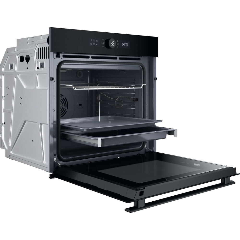 Un horno empotrable negro y plateado con la puerta abierta, que muestra dos bandejas y una rejilla.