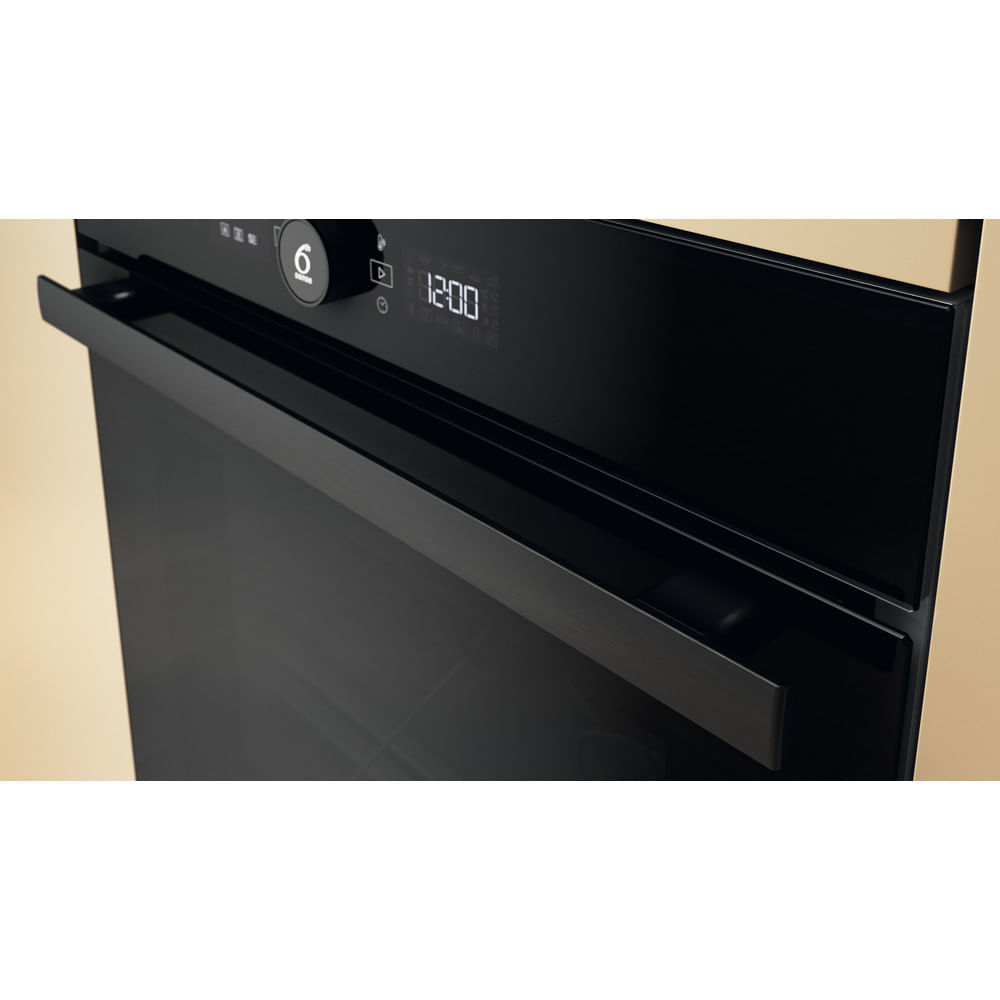 Horno negro moderno con tirador horizontal y pantalla digital.