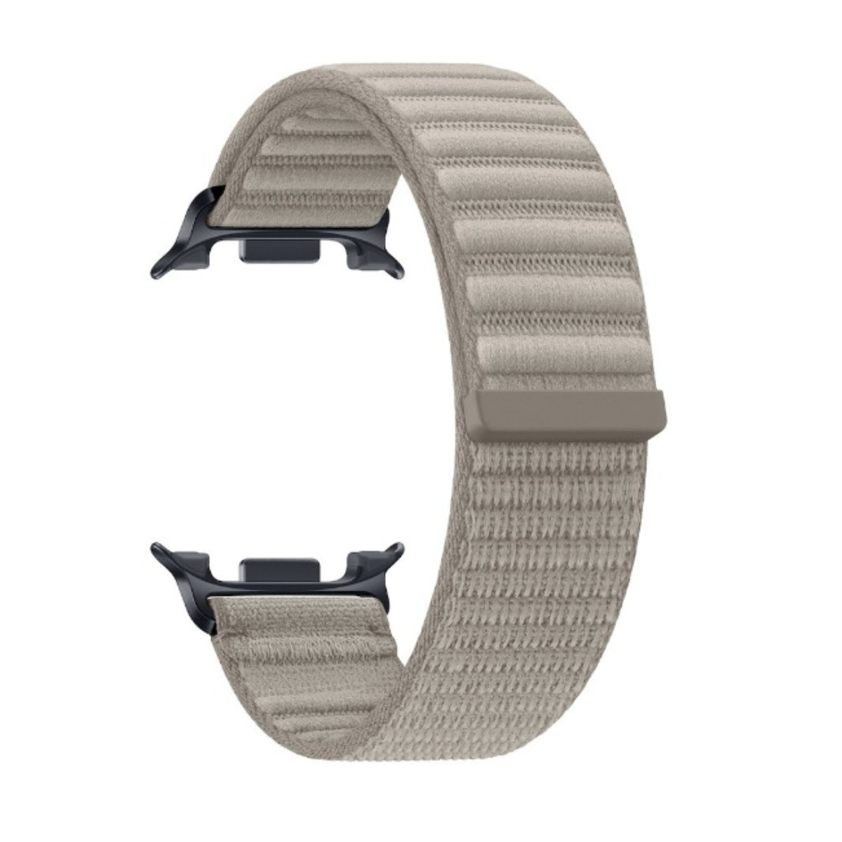 Ein beiges Smartwatch-Stoffarmband mit schwarzen Metallverbindern vor weißem Hintergrund.