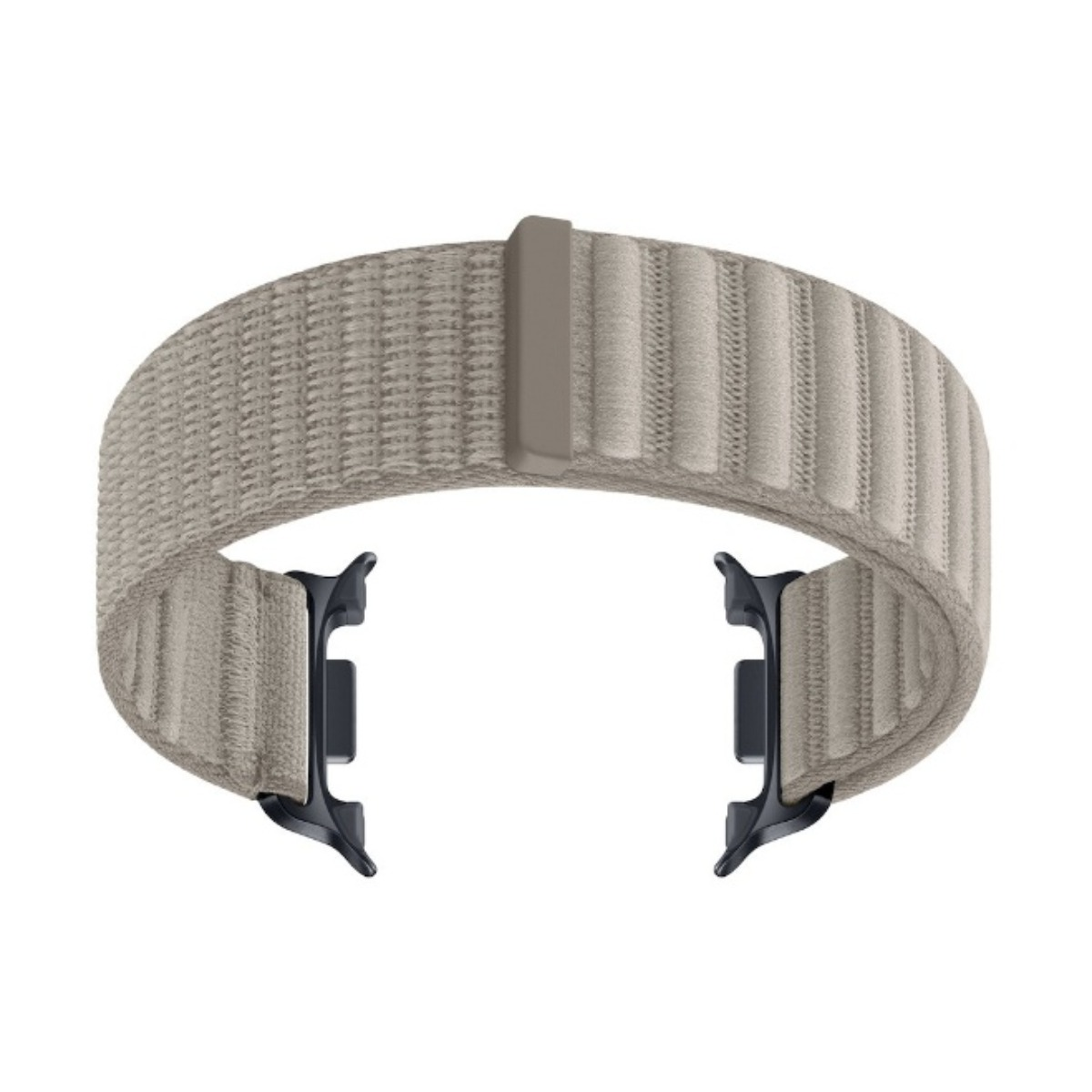Ein taupefarbenes Stoff-Apple-Watch-Armband mit schwarzen Metallverbindern vor weißem Hintergrund.