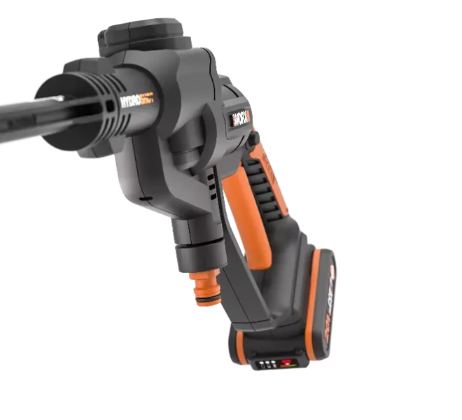 Pistola idropulitrice a batteria Worx nera e arancione con batteria attaccata su sfondo bianco.