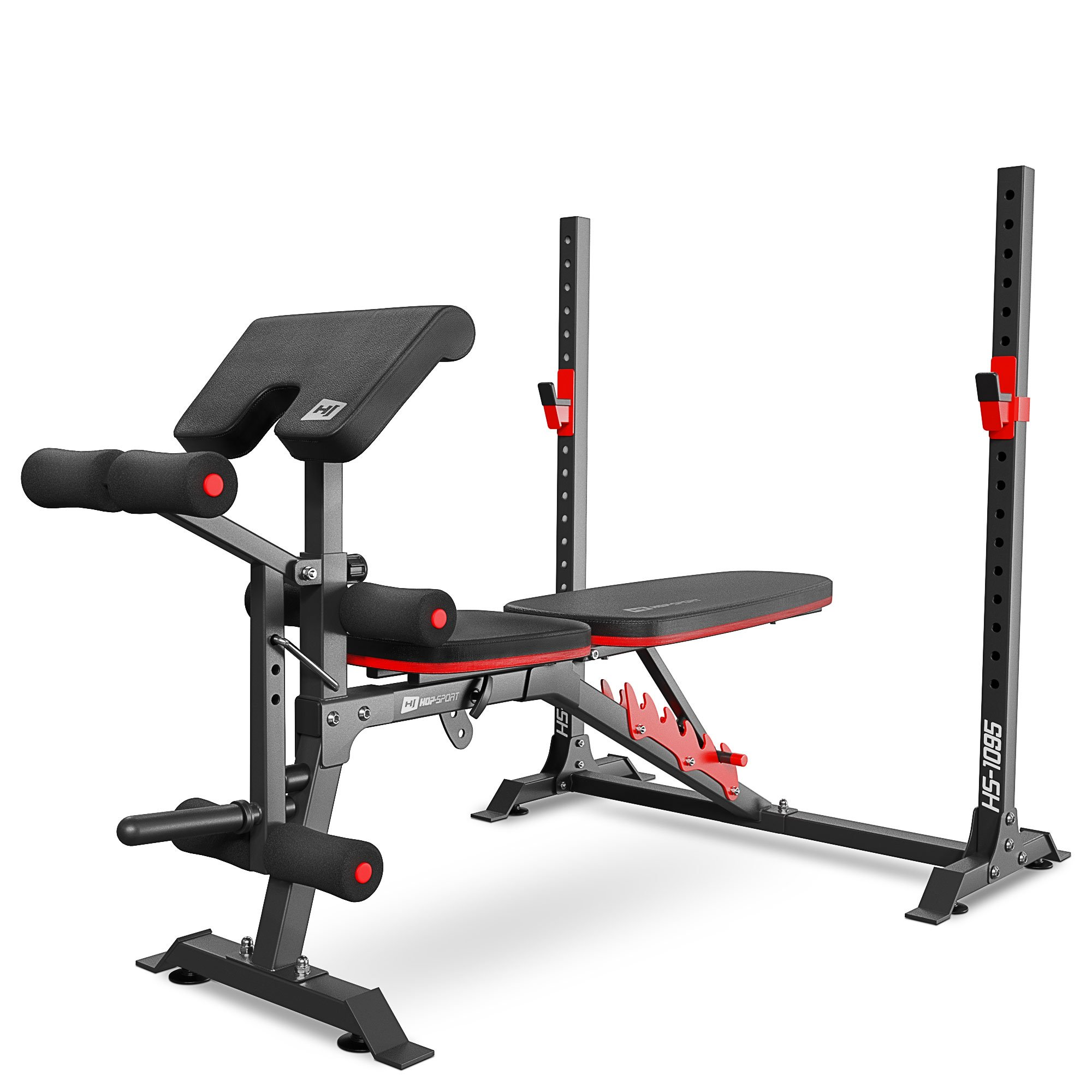 Eine schwarze und rote Fitnessbank mit integrierten Hantelständern und einer Curlpulte vor weißem Hintergrund.