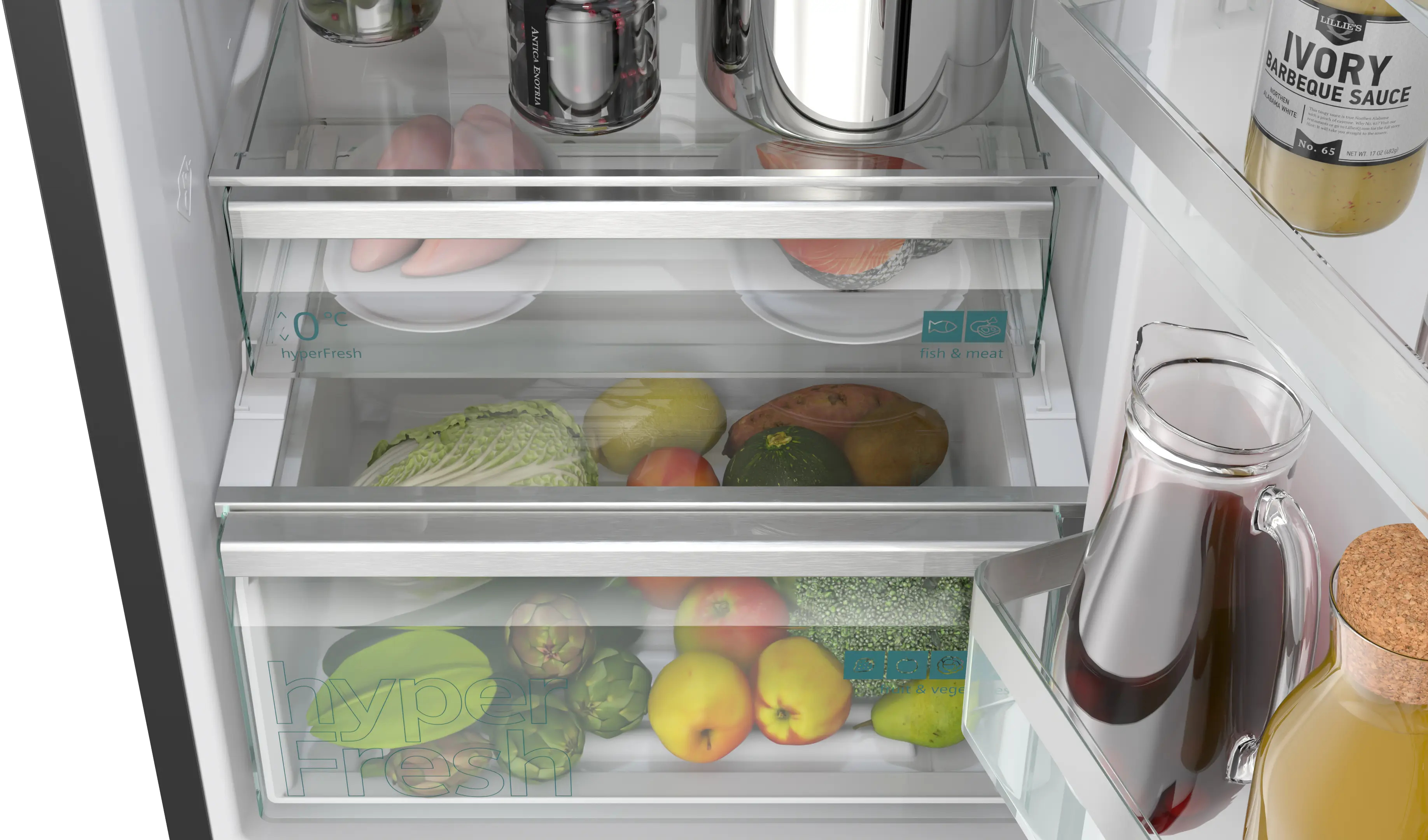 Interior de un refrigerador abierto con carne fresca, pescado, verduras y fruta.