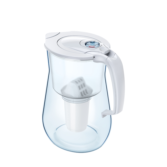 Ein klarer Wasserfilterkrug mit weißem Deckel, Griff und innerer Filterkartusche vor weißem Hintergrund.