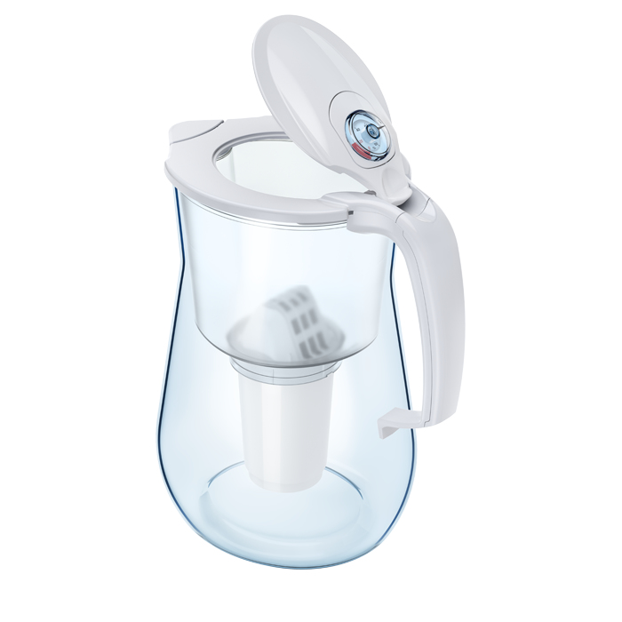 Ein weißer, transparenter Wasserfilterkrug mit geöffnetem Deckel und integriertem Filter.