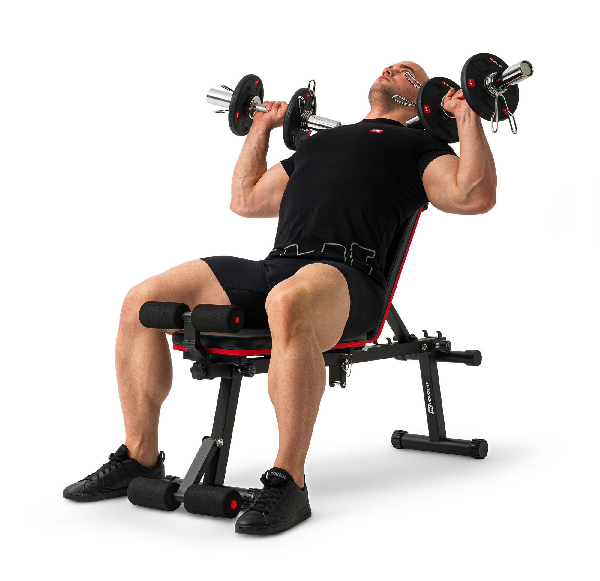 Ein muskulöser Mann sitzt auf einer Trainingsbank und drückt Hanteln nach oben.