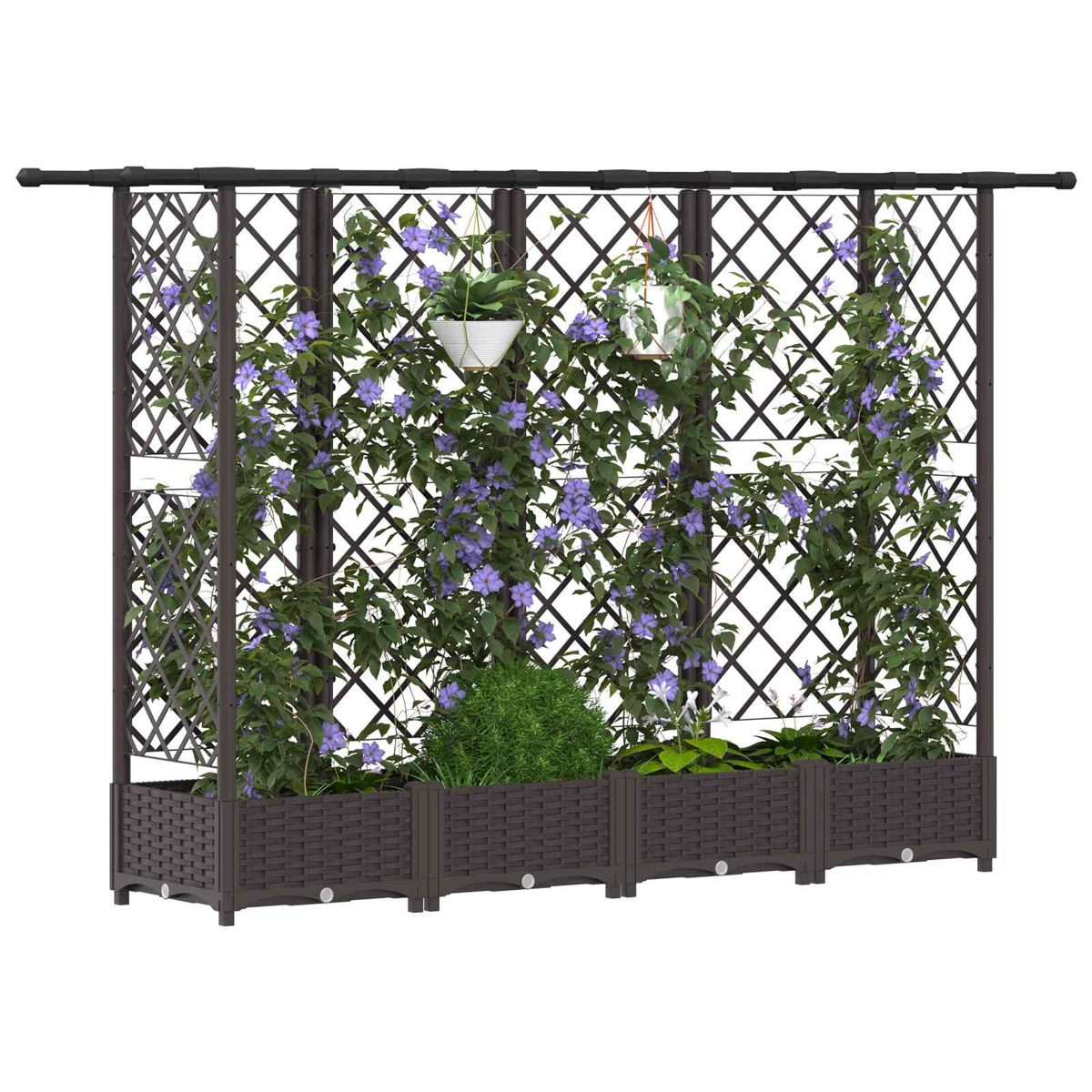 Ein brauner Gartenkübel mit Rankgitter, behängt mit grünen Ranken, lila Blumen und Hängestöpfen.