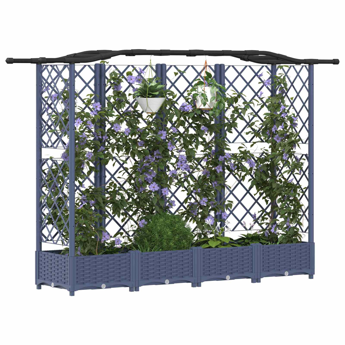 Ein blauer Garten-Spalier-Pflanzkübel mit violetten Kletterblumen, grünen Büschen und zwei Töpfen vor weißem Hintergrund.