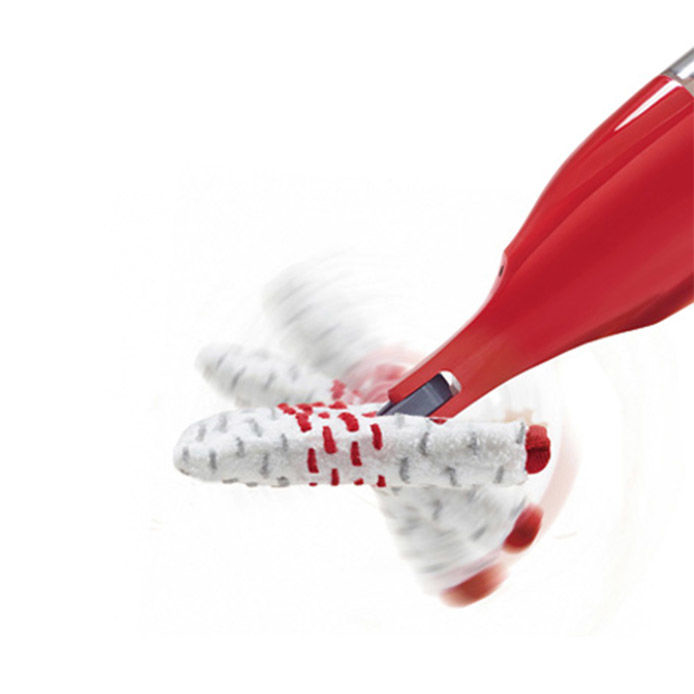 Un mocio rosso con una testa a motivi bianchi e rossi in movimento su sfondo bianco.