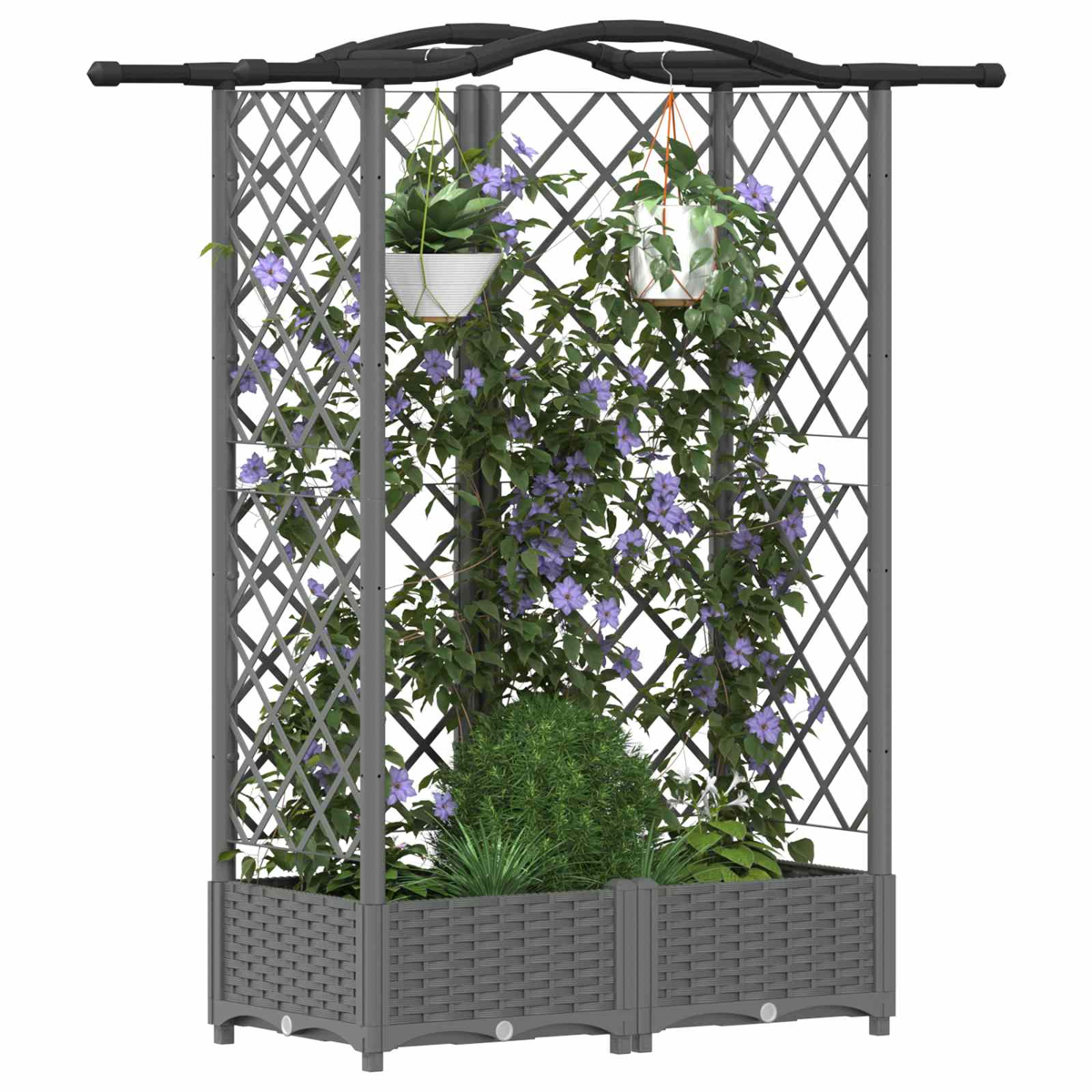 Graues Garten-Rankgitter mit Pflanzkasten, hängenden Töpfen und blühenden violetten Kletterpflanzen.