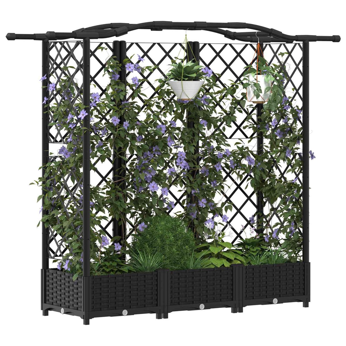 Ein schwarzes Gartenspalier mit Pflanzkasten, gefüllt mit kletternden lila Blumen, grünen Reben und Hängestöpfen.
