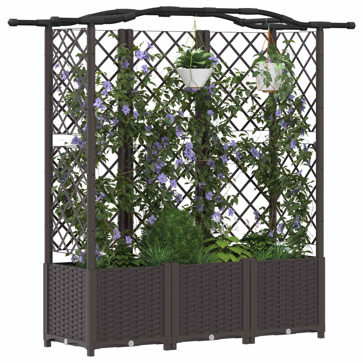 Ein brauner Gartenspalier-Pflanzkübel mit lila Kletterblumen, grünen Büschen und zwei Hängetöpfen oben.