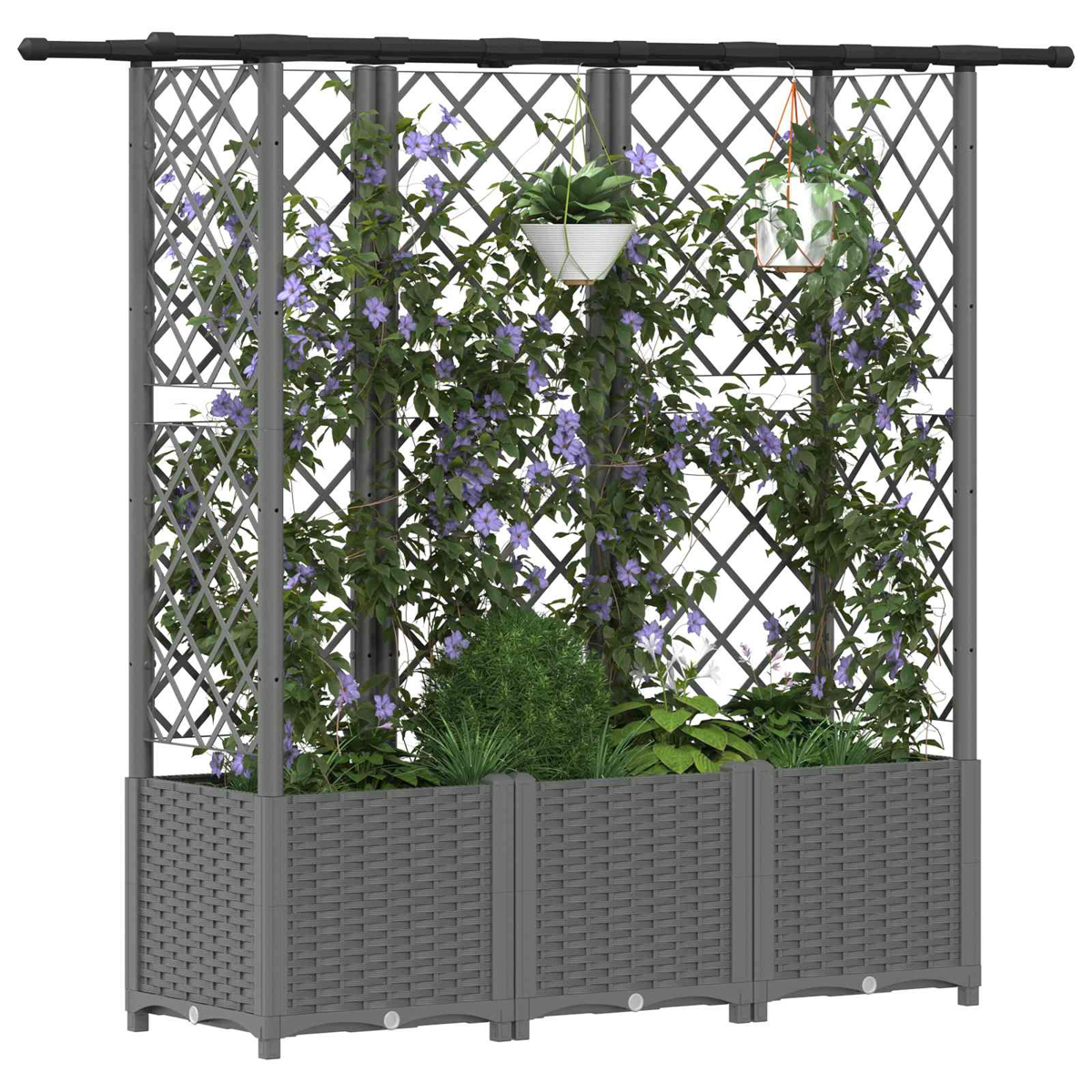 Ein grauer Pflanzkübel mit Spalier, bewachsen mit grünen Pflanzen und violetten Blüten, dazu hängende Töpfe.