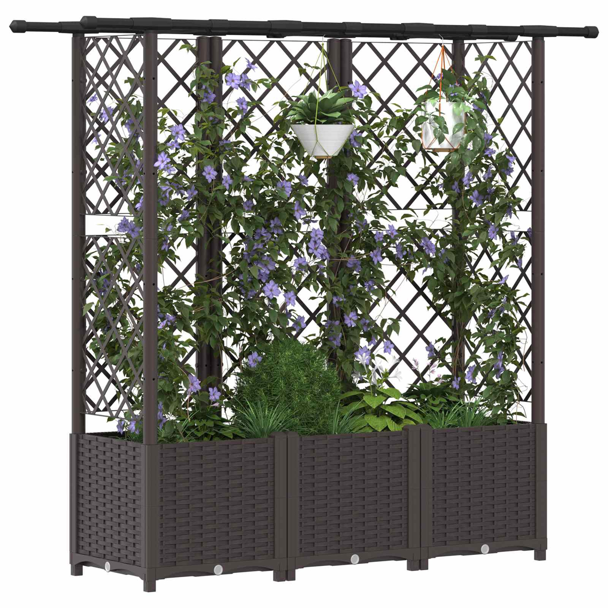 Brauner Pflanzkübel mit Gitterwand, bewachsen mit grünen Pflanzen, violetten Blumen und hängenden Töpfen.