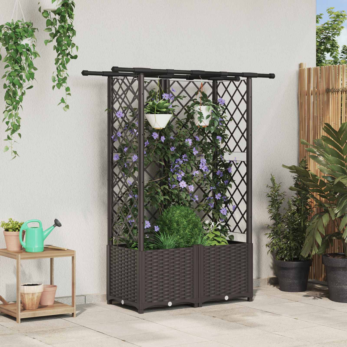 Ein braunes Rankgitter mit Pflanzkasten im Garten, bewachsen mit Kletterpflanzen und violetten Blumen.