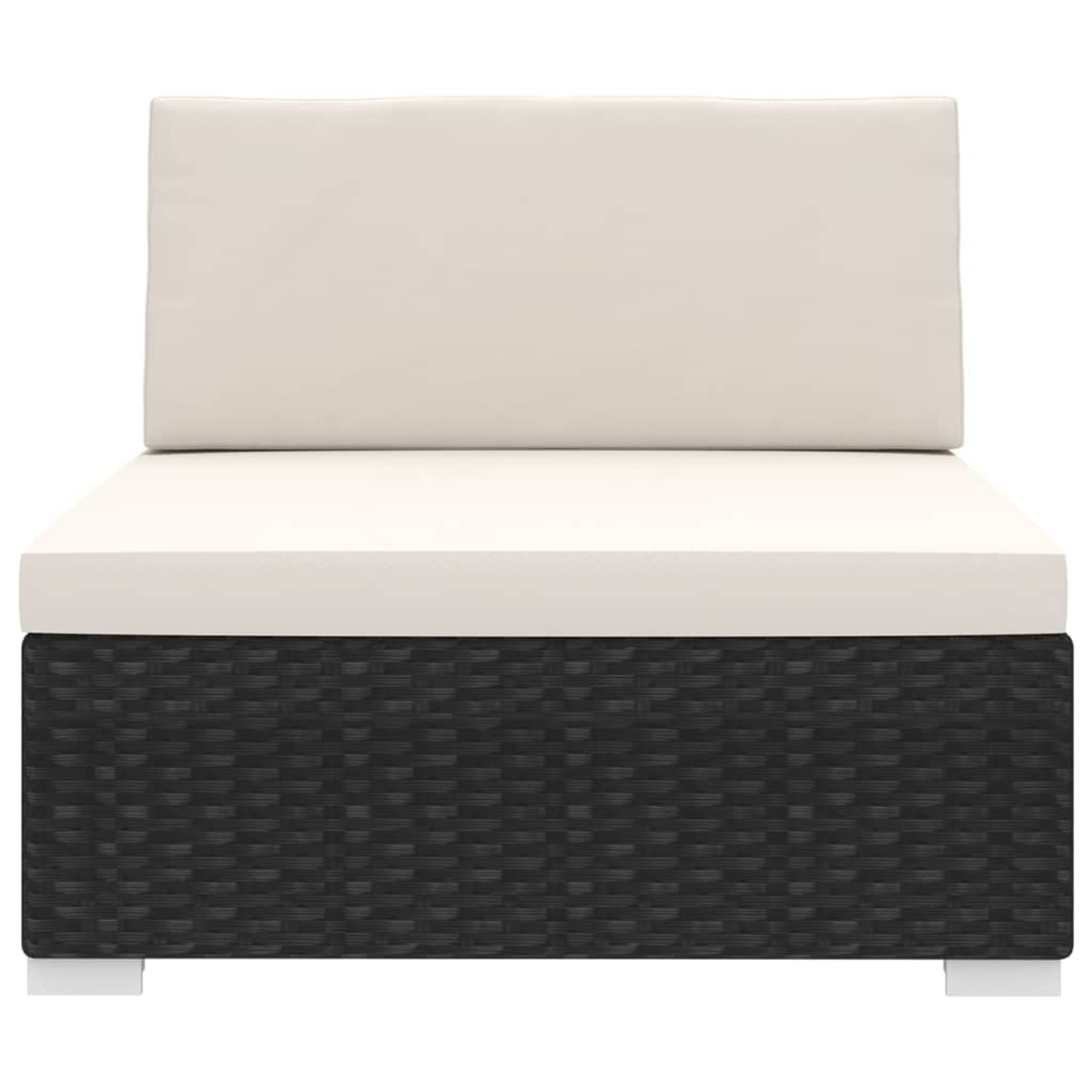 Ein schwarzes Rattan-Gartensofa mit dicken, hellen Kissen auf weißen Füßen.