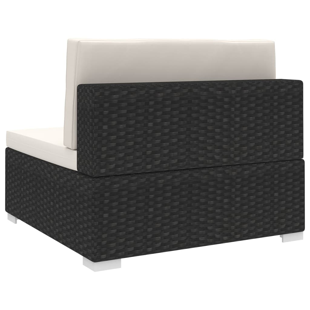 Ein schwarzes Rattan-Ecksofa mit cremefarbenen Kissen vor weißem Hintergrund.