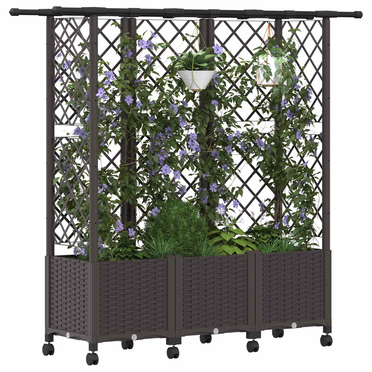 Ein brauner Pflanzkübel mit Rankgitter, violetten Waldreben und Hängetöpfen auf Rollen.