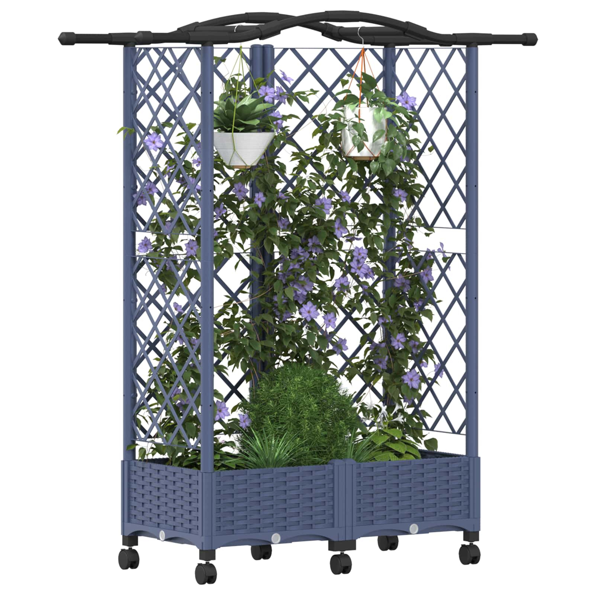 Ein blauer Rankkasten mit Rollen, der mit grünem Laub, violetten Blüten und hängenden Blumentöpfen bepflanzt ist.