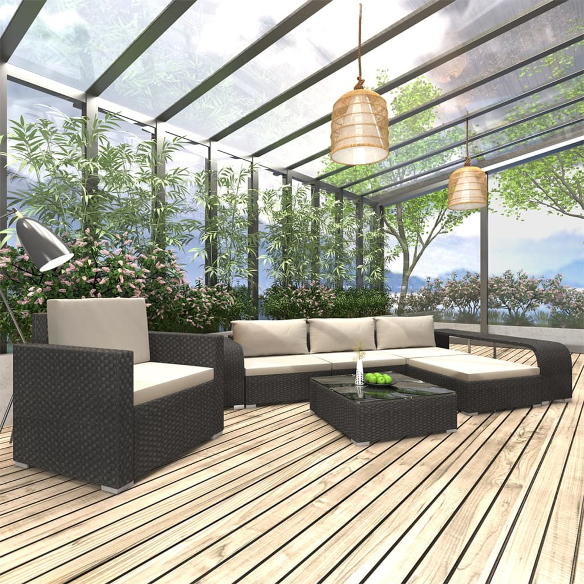Moderne Rattan-Gartenmöbel mit heller Polsterung in einem Glasdach-Wintergarten mit Pflanzen.