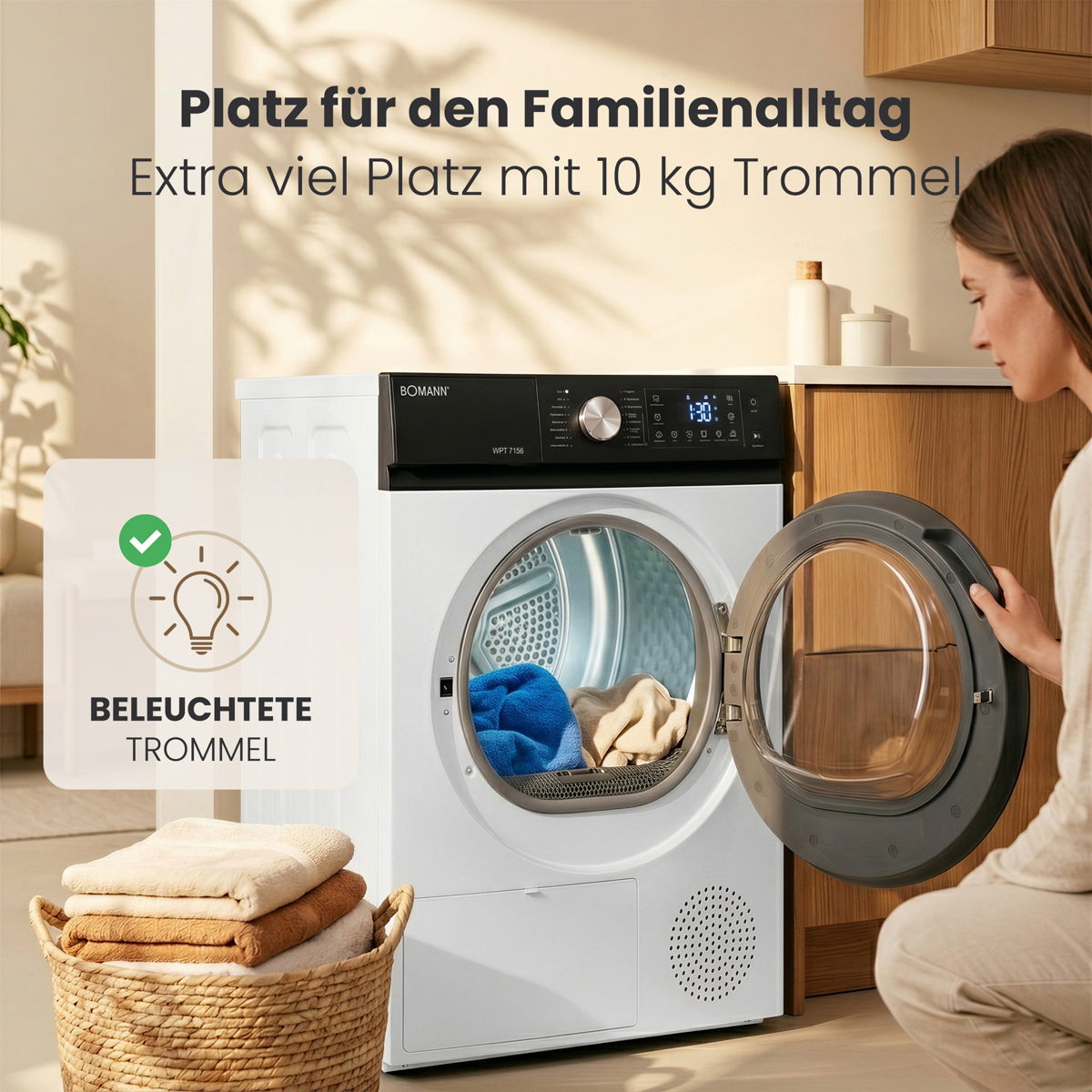 Eine Frau öffnet die beleuchtete Trommel eines weißen Wäschetrockners in einer hellen Küche.