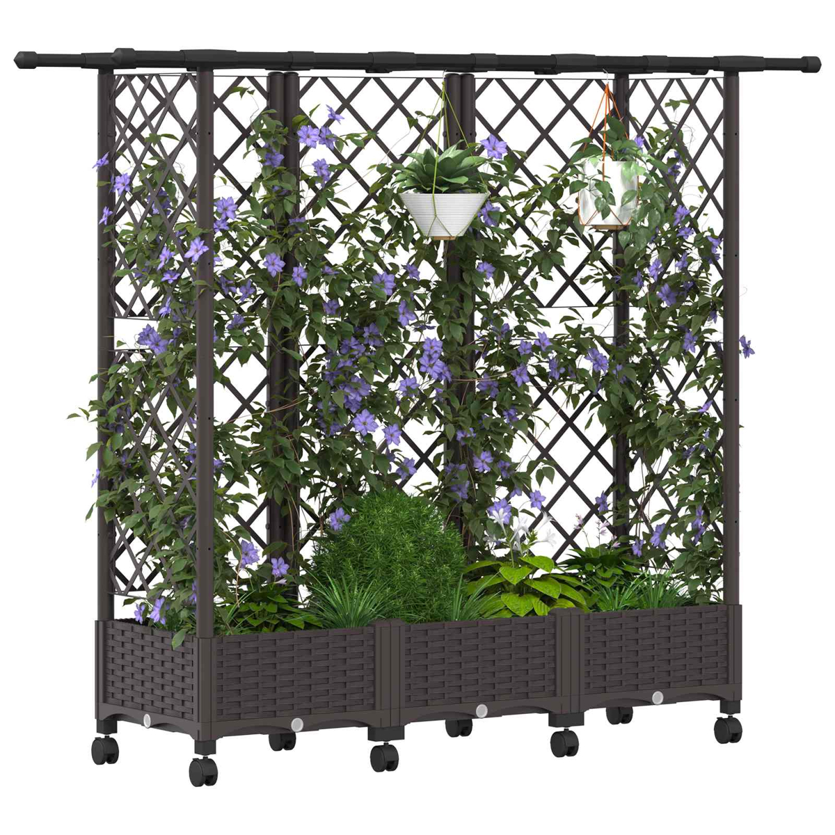 Ein braunes Gartenspalier mit Pflanzkübeln, Kletterpflanzen mit lila Blüten und zwei Hängegefäßen.