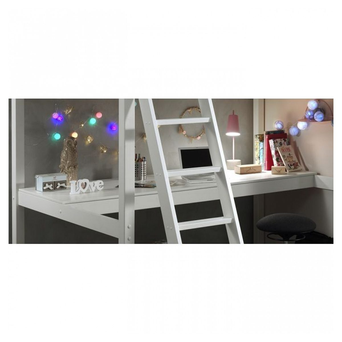 Ein weißer Schreibtisch mit Laptop, Lampe und Deko unter einem Hochbett mit Leiter.