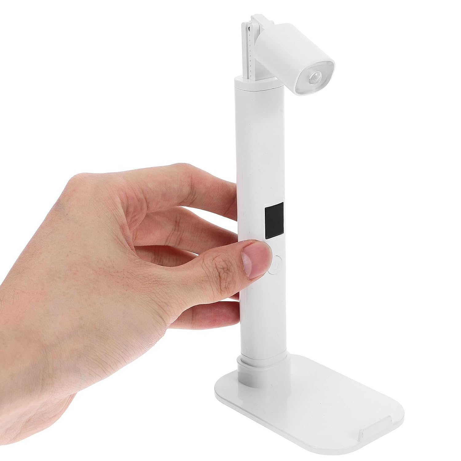 Eine Hand hält eine kleine, weiße tragbare LED-Lampe auf weißem Hintergrund.