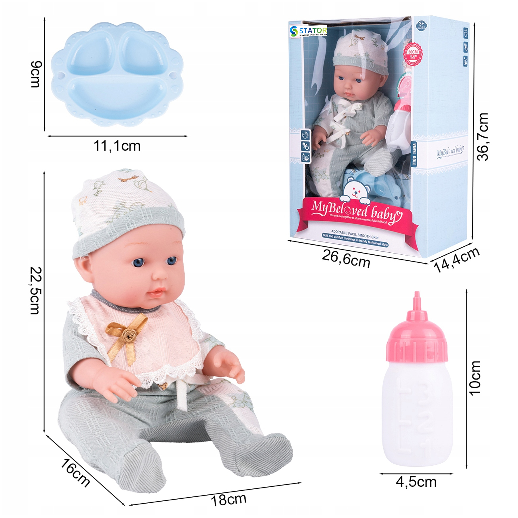 Lalka bobas w zielonym ubranku z śliniakiem i czapką, pudełko, butelka i talerzyk z wymiarami.