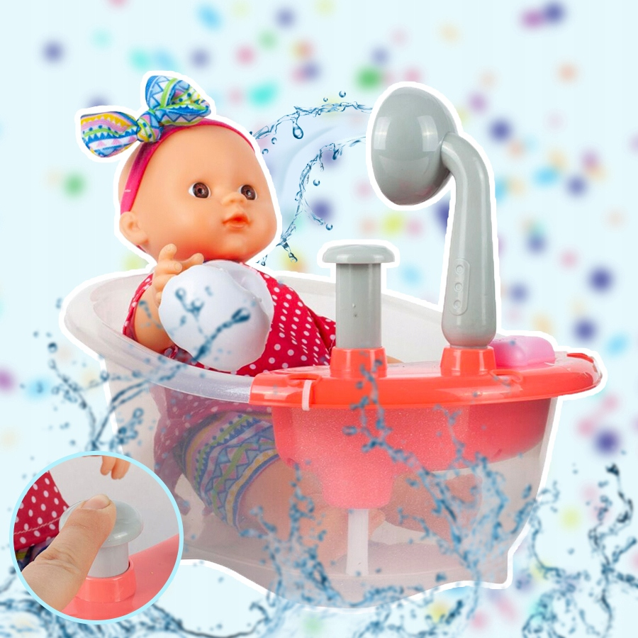 Lalka siedzi w małej plastikowej wanience do zabawy z funkcją spryskiwania wodą.