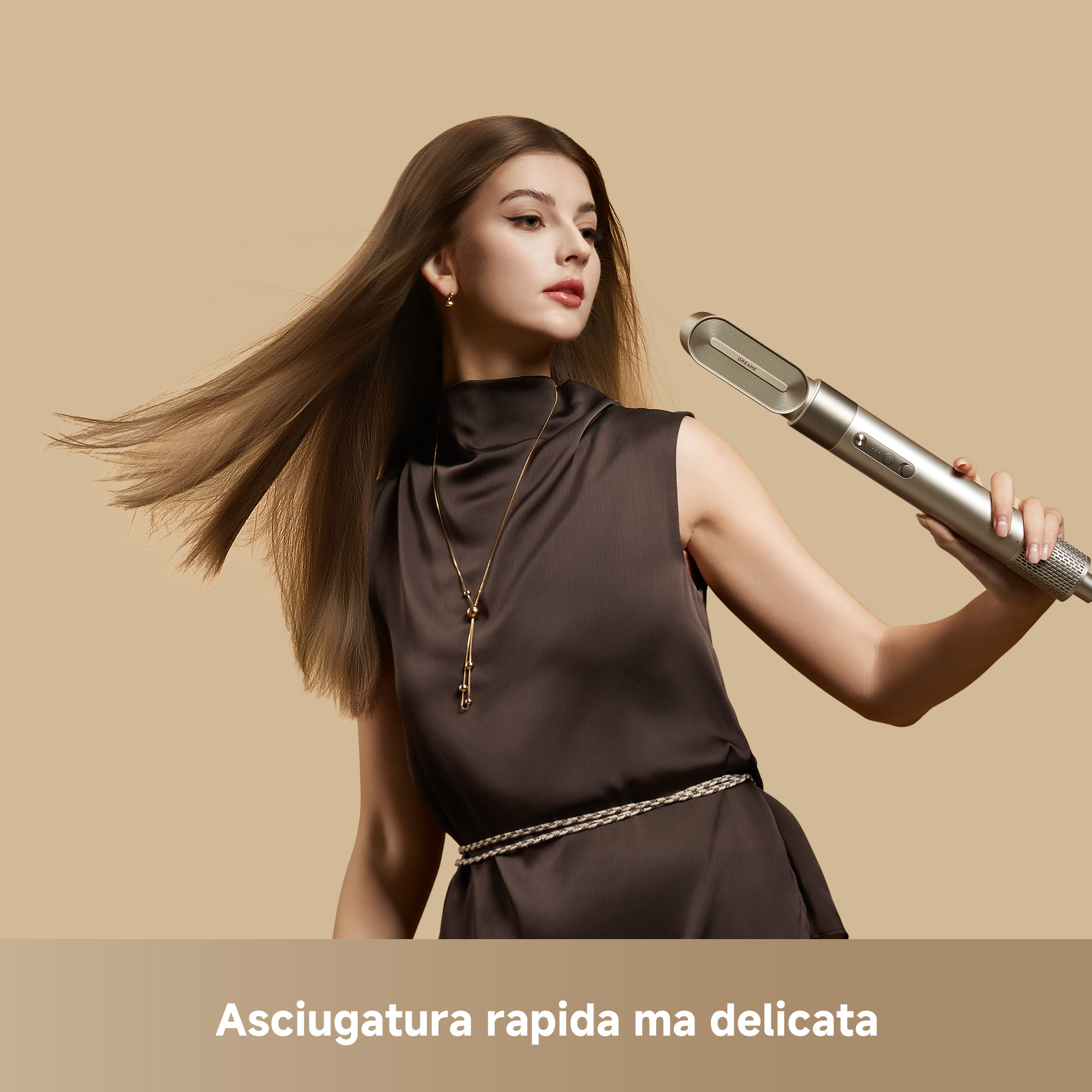 Donna in abito marrone regge un asciugacapelli, capelli lunghi al vento. Testo in basso: Asciugatura rapida ma delicata.