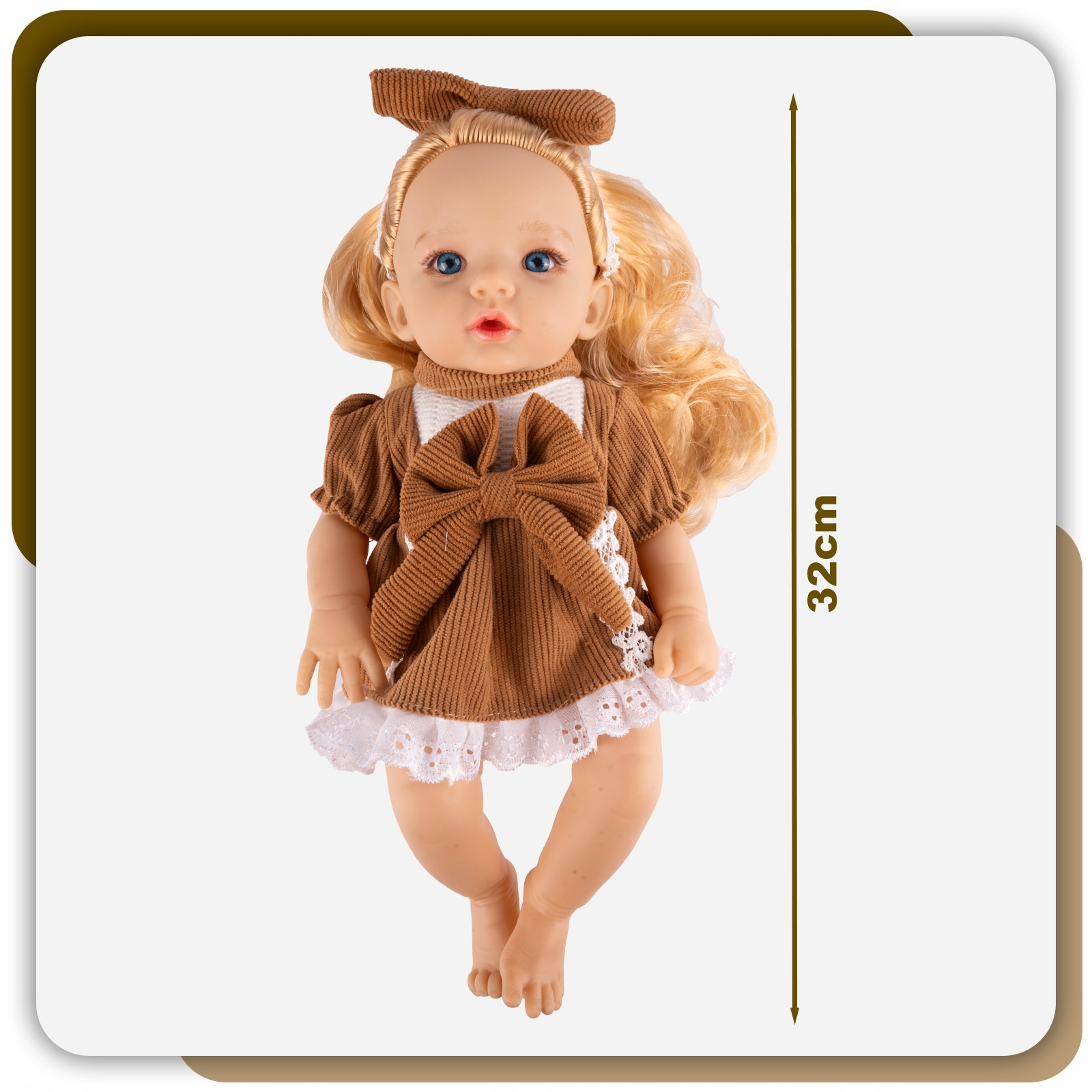 Lalka o wysokości 32 cm z blond włosami, niebieskimi oczami i brązową sukienką z białą koronką.