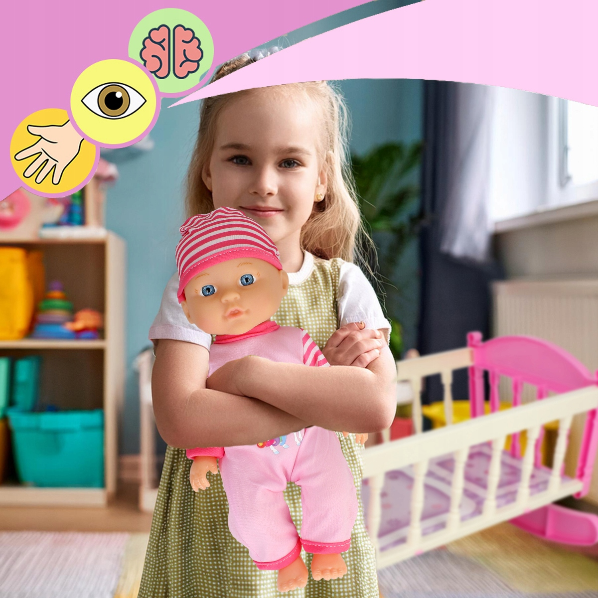 Uśmiechnięta dziewczynka trzyma lalkę w różowym ubranku i w paski czapeczce w pokoju.