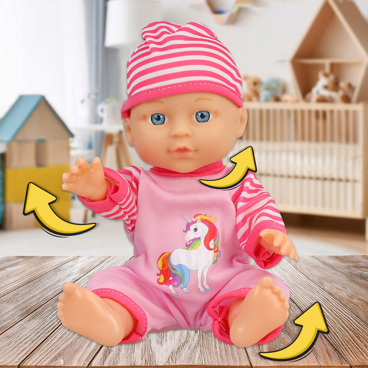 Lalka bobas w różowej piżamce w jednorożce i w paski siedzi na drewnianej podłodze w rozmytym pokoju dziecinnym.