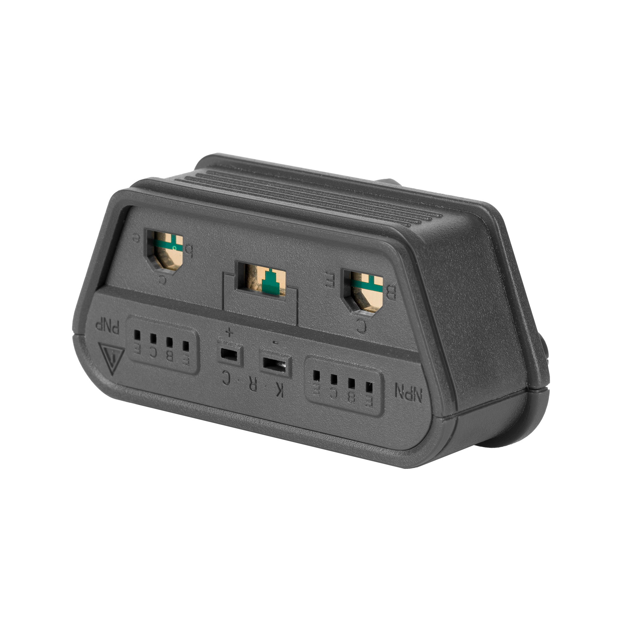 Czarny adapter elektroniczny z pinami gniazda i etykietowanymi zaciskami na czarnym tle.