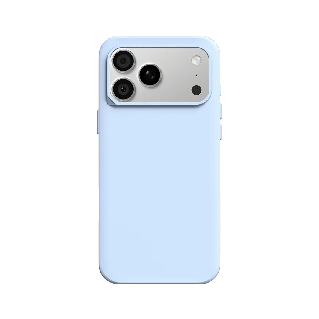 Hellblaues Smartphone in einer Hülle mit einer silbernen Kameraeinheit und drei Objektiven auf schwarzem Grund.