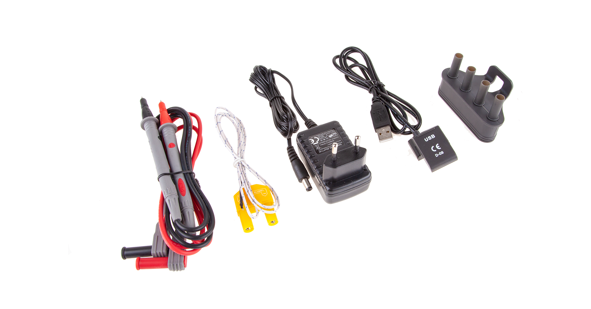 Różne akcesoria elektroniczne, w tym sondy multimetru, zasilacz i kable USB.