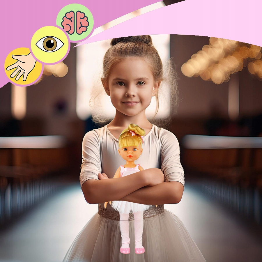 Młoda dziewczynka w stroju baletowym trzyma w ramionach małą blond lalkę w rozmytej sali.