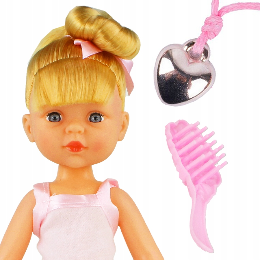 Blond lalka w różowej sukience ze szczotką do włosów i zawieszką w kształcie serca.