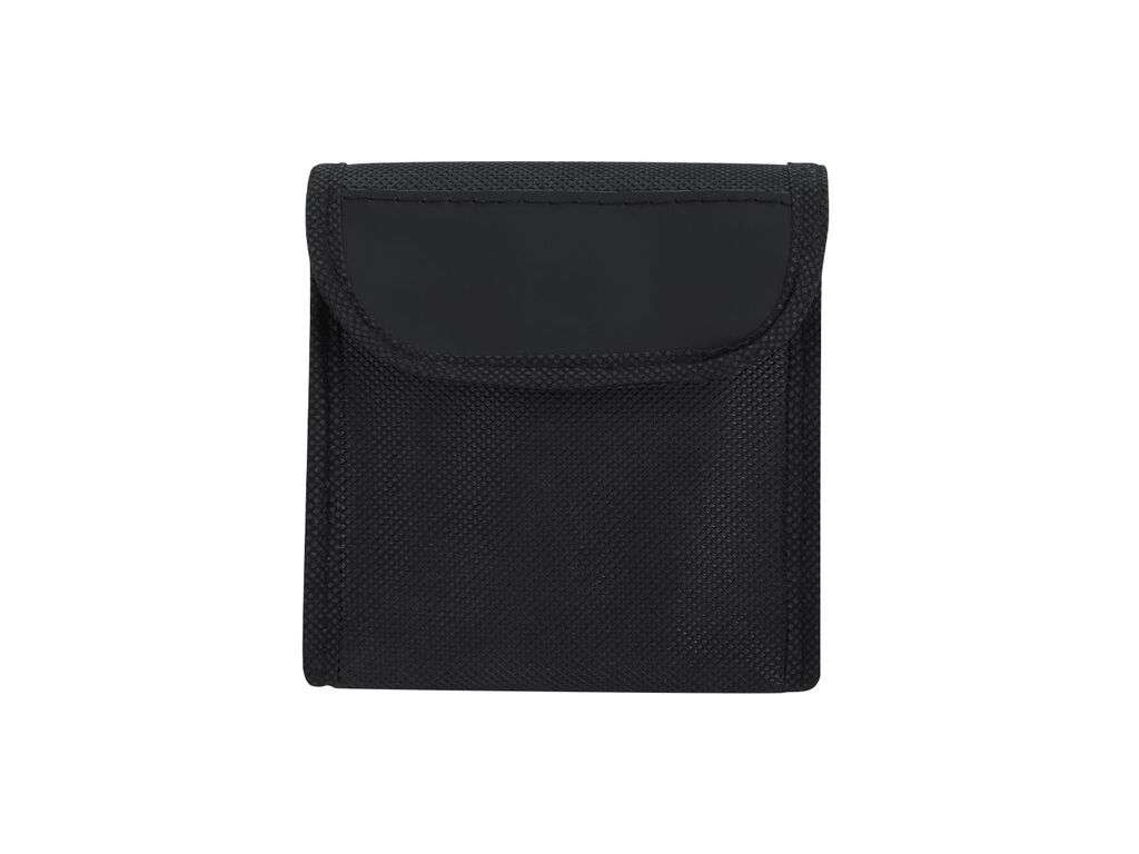 Una pequeña bolsa de tela negra con una solapa en el frente, sobre un fondo blanco.